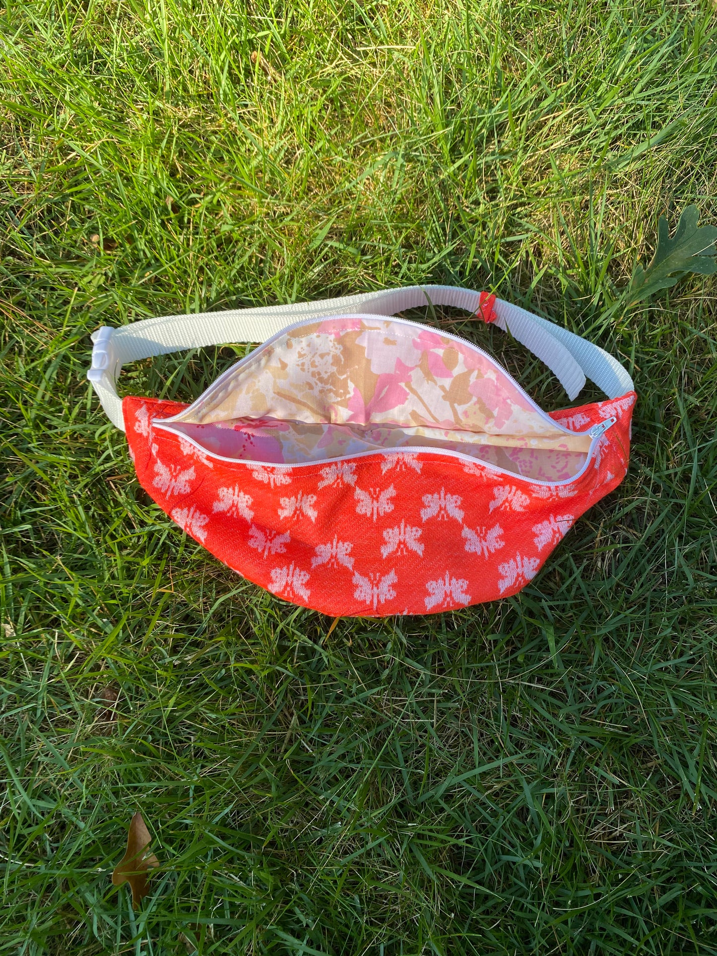 Butterfly knit red and white fannypack
